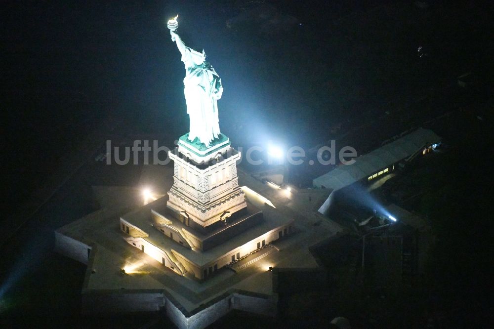 New York bei Nacht aus der Vogelperspektive: Nachtluftbild Geschichts- Denkmal Freiheitsstatue - Statue of Liberty National Monument in New York in USA