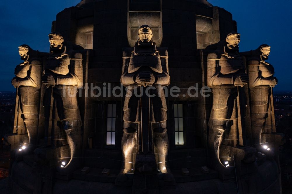 Leipzig bei Nacht von oben - Nachtluftbild Geschichts- Denkmal Völkerschlachtdenkmal in Leipzig im Bundesland Sachsen, Deutschland