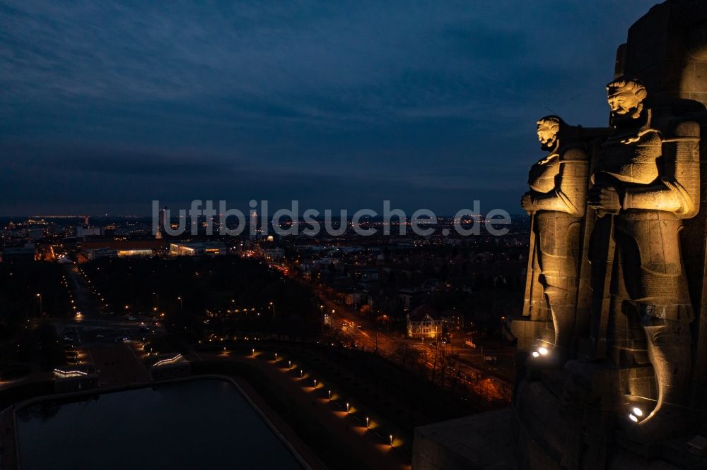 Leipzig bei Nacht aus der Vogelperspektive: Nachtluftbild Geschichts- Denkmal Völkerschlachtdenkmal in Leipzig im Bundesland Sachsen, Deutschland