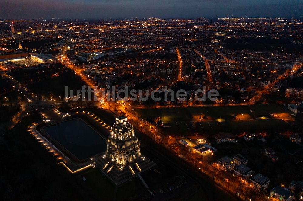 Nacht-Luftaufnahme Leipzig - Nachtluftbild Geschichts- Denkmal Völkerschlachtdenkmal in Leipzig im Bundesland Sachsen, Deutschland