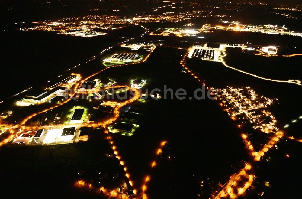 Ludwigsfelde bei Nacht aus der Vogelperspektive: Nachtluftbild Gewerbegebiet Brandenburg Park in Ludwigsfelde im Bundesland Brandenburg, Deutschland