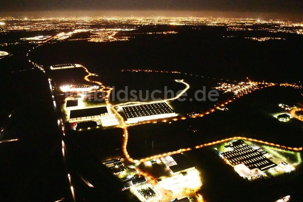 Nacht-Luftaufnahme Ludwigsfelde - Nachtluftbild Gewerbegebiet Brandenburg Park in Ludwigsfelde im Bundesland Brandenburg, Deutschland
