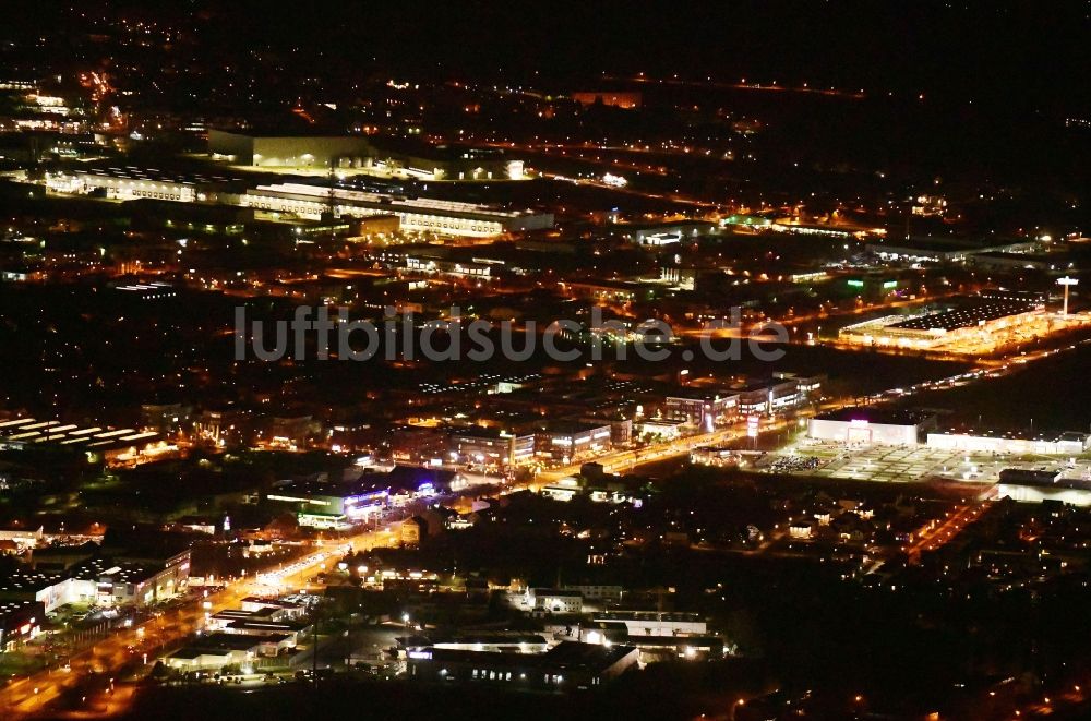 Nacht-Luftaufnahme Berlin - Nachtluftbild Gewerbegebiet entlang der Bundesstraße B1 im Ortsteil Mahlsdorf in Berlin, Deutschland