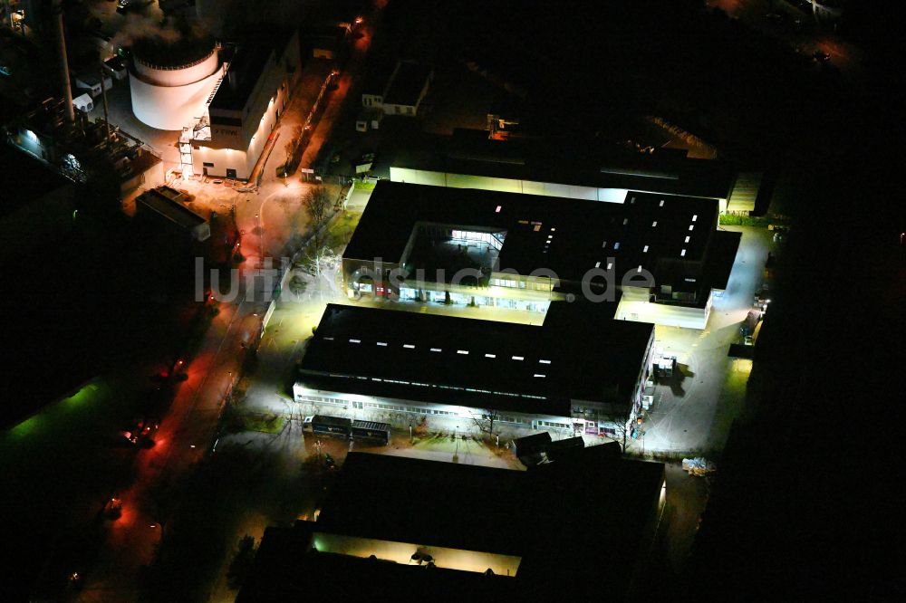 Nacht-Luftaufnahme Berlin - Nachtluftbild Gewerbegebiet im Ortsteil Neukölln in Berlin, Deutschland
