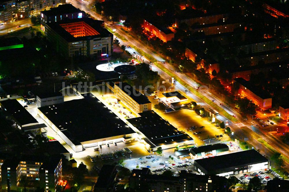 Nacht-Luftaufnahme Berlin - Nachtluftbild Gewerbegebiet an der Prenzlauer Promenade in Berlin, Deutschland