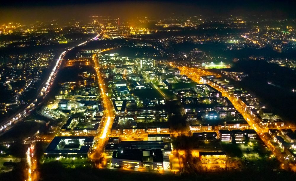 Dortmund bei Nacht aus der Vogelperspektive: Nachtluftbild Gewerbegebiet des TechnologieParkDortmund in Dortmund im Bundesland Nordrhein-Westfalen, Deutschland