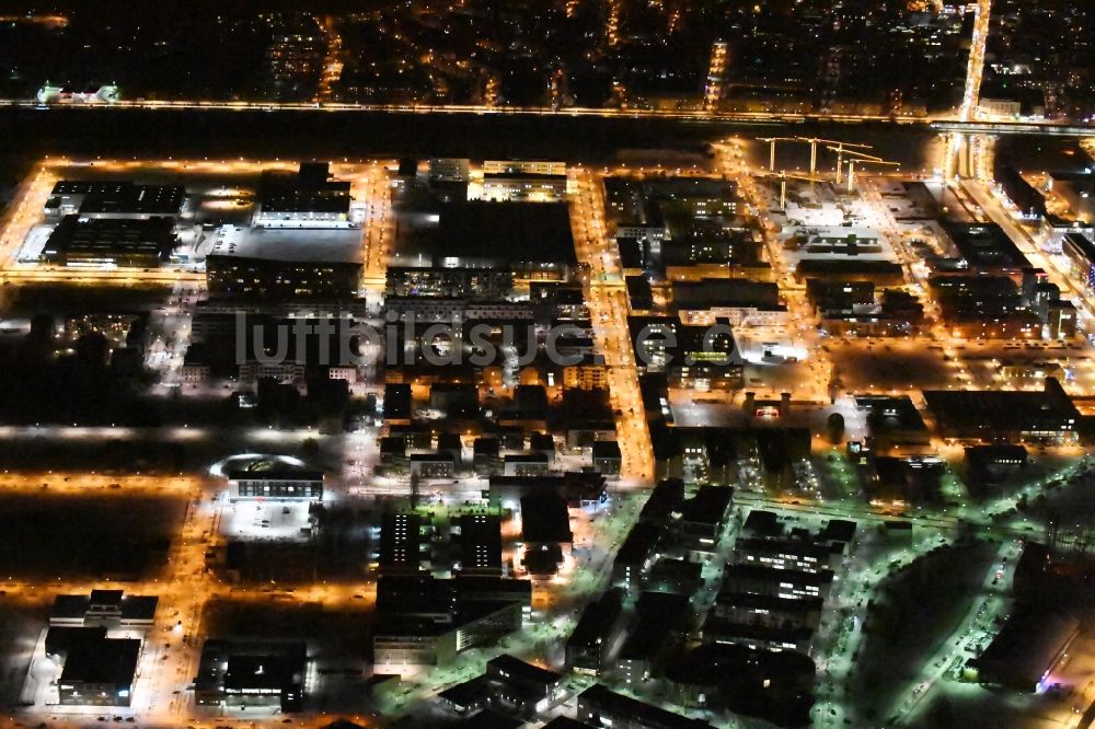 Nacht-Luftaufnahme Berlin - Nachtluftbild Gewerbegebiet - Wissenschafts- und Forschungsstandort WISTA entlang der Rudower Chaussee im Ortsteil Adlershof in Berlin
