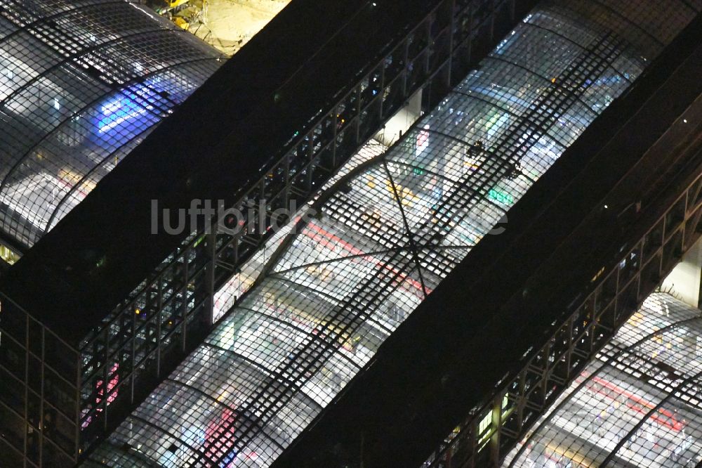 Nachtluftbild Berlin - Nachtluftbild Glasdach am Hauptbahnhof der Deutschen Bahn in Berlin, Deutschland