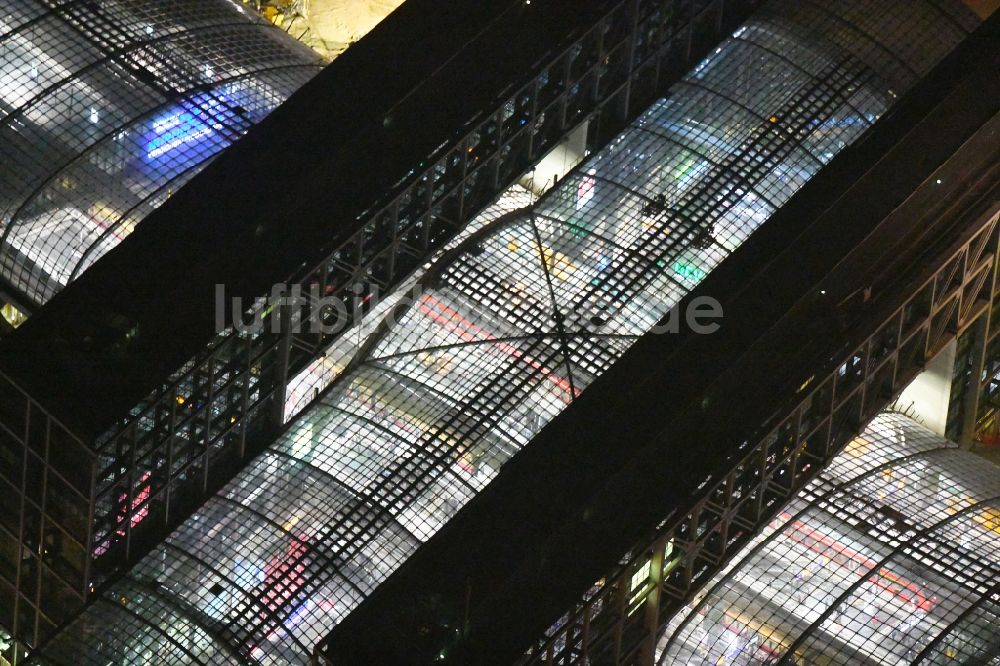Nacht-Luftaufnahme Berlin - Nachtluftbild Glasdach am Hauptbahnhof der Deutschen Bahn in Berlin, Deutschland