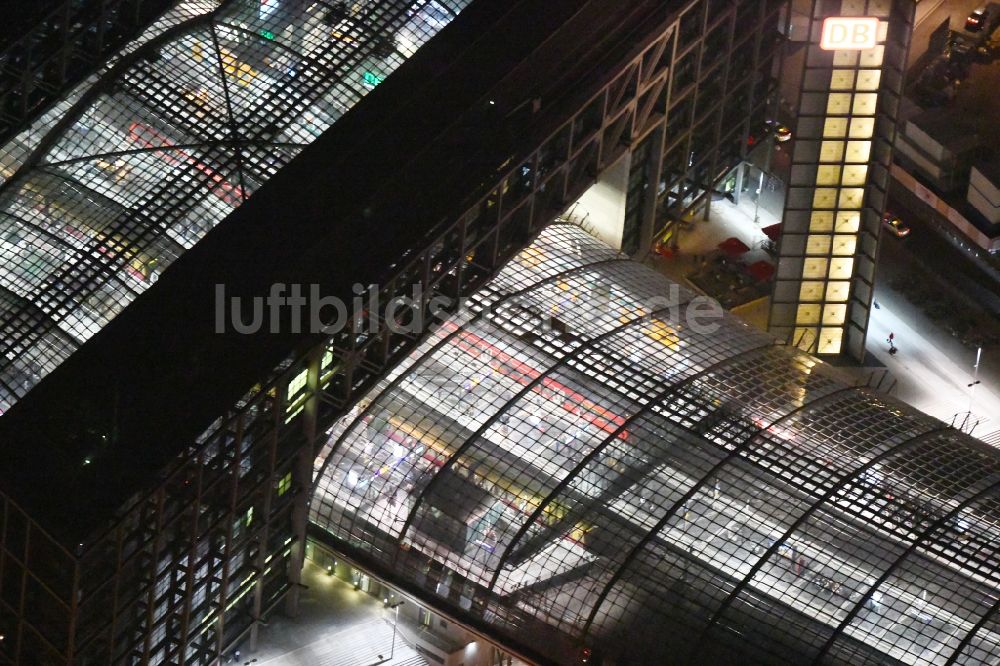 Berlin bei Nacht aus der Vogelperspektive: Nachtluftbild Glasdach am Hauptbahnhof der Deutschen Bahn in Berlin, Deutschland