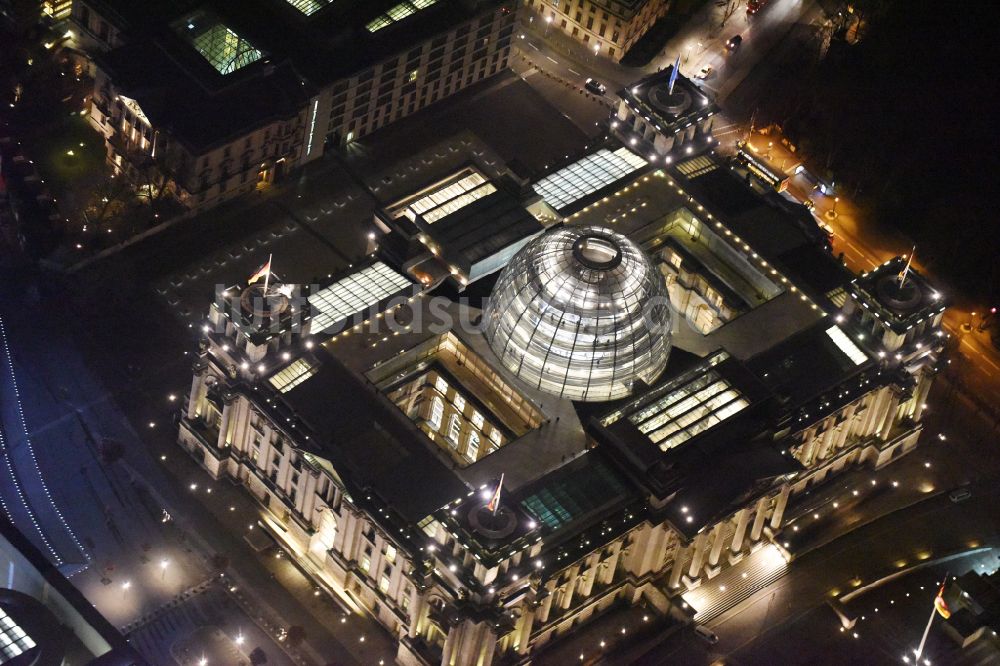 Nacht-Luftaufnahme Berlin - Nachtluftbild Glaskuppel auf dem Berliner Reichstag am Spreebogen in Berlin - Mitte