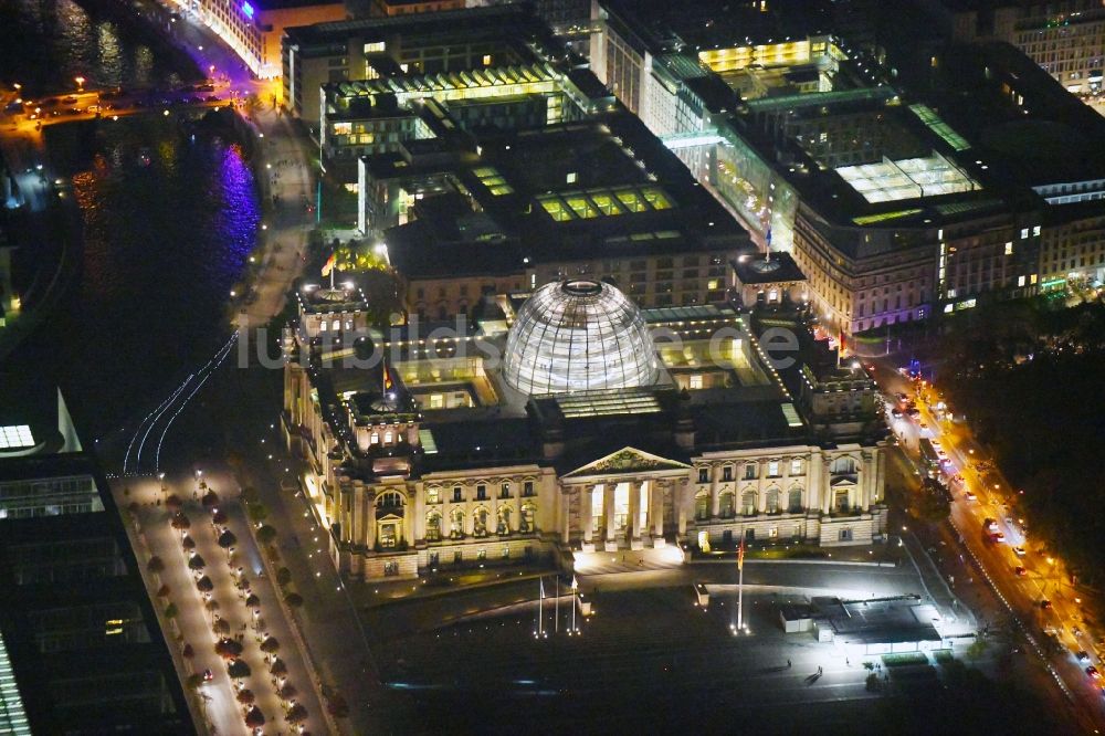Nacht-Luftaufnahme Berlin - Nachtluftbild Glaskuppel auf dem Berliner Reichstag am Spreebogen in Berlin - Mitte