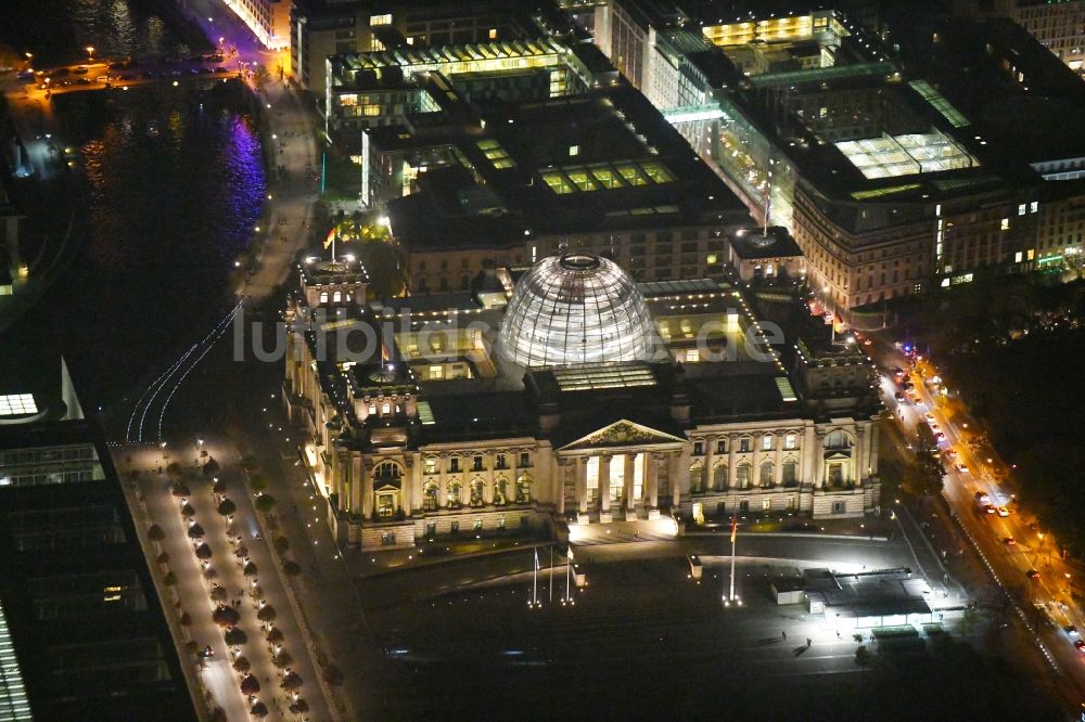 Berlin bei Nacht von oben - Nachtluftbild Glaskuppel auf dem Berliner Reichstag am Spreebogen in Berlin - Mitte