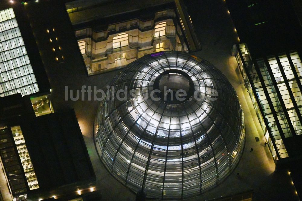 Nachtluftbild Berlin - Nachtluftbild Glaskuppel auf dem Berliner Reichstag am Spreebogen in Berlin - Mitte