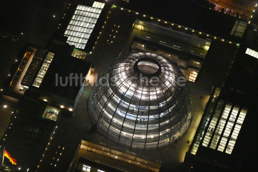 Berlin bei Nacht aus der Vogelperspektive: Nachtluftbild Glaskuppel auf dem Berliner Reichstag am Spreebogen in Berlin - Mitte