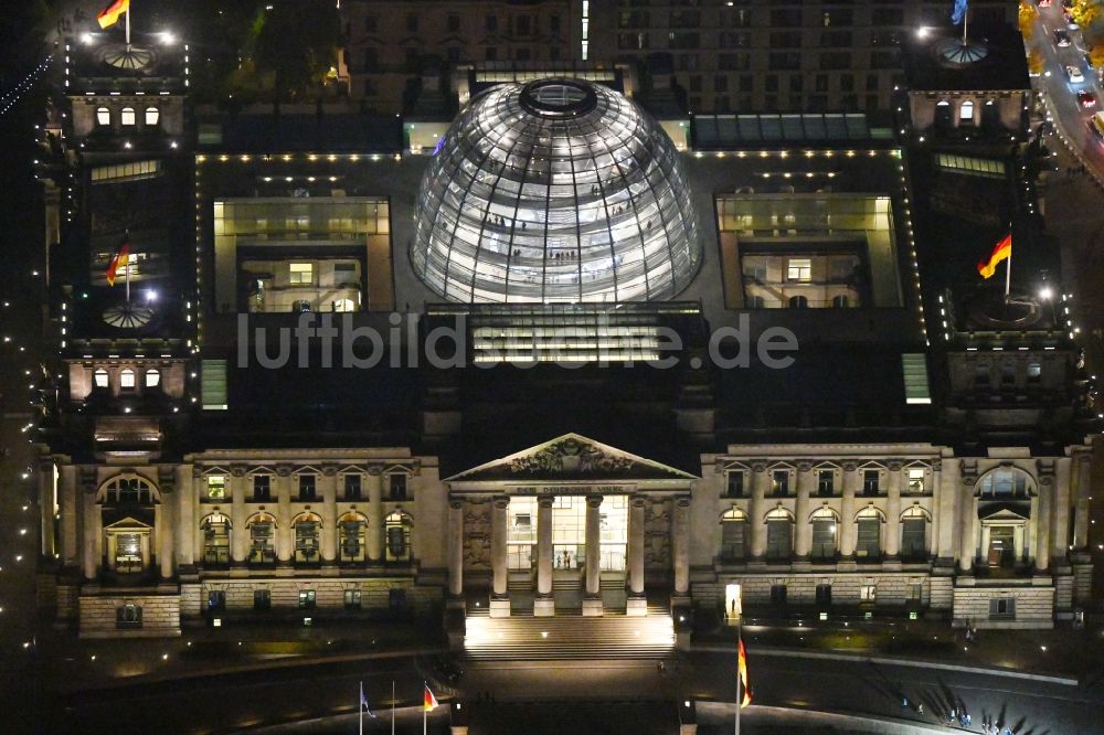Nachtluftbild Berlin - Nachtluftbild Glaskuppel auf dem Berliner Reichstag am Spreebogen in Berlin - Mitte