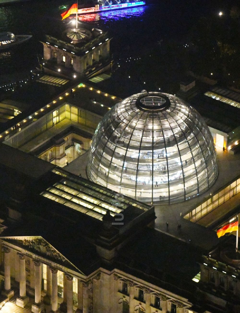 Berlin bei Nacht aus der Vogelperspektive: Nachtluftbild Glaskuppel auf dem Berliner Reichstag am Spreebogen in Berlin - Mitte