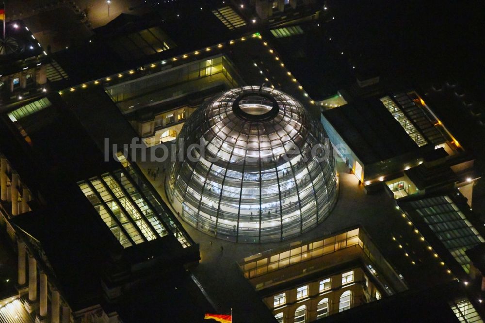 Berlin bei Nacht von oben - Nachtluftbild Glaskuppel auf dem Berliner Reichstag am Spreebogen in Berlin - Mitte