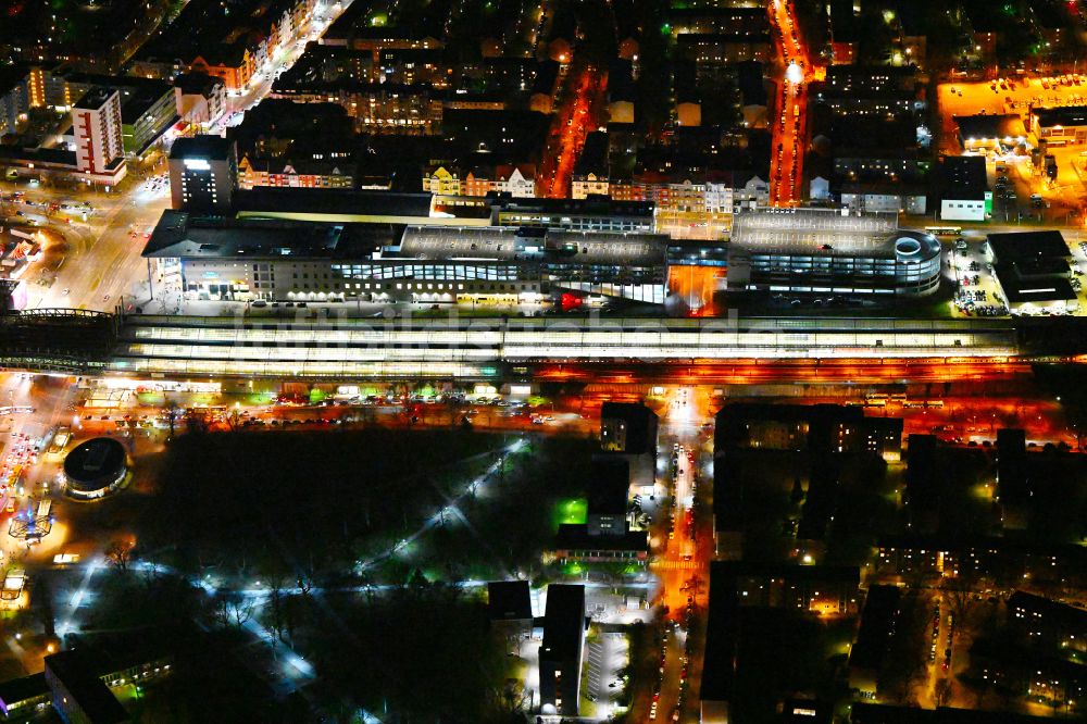 Nachtluftbild Berlin - Nachtluftbild Gleisanlagen des S-Bahnhofes Spandau und das Einkaufszentrum Spandau Arcaden an der Klosterstraße im Ortsteil Spandau in Berlin, Deutschland
