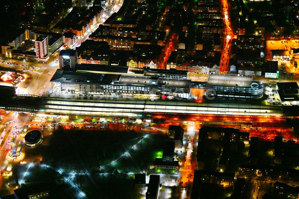 Nacht-Luftaufnahme Berlin - Nachtluftbild Gleisanlagen des S-Bahnhofes Spandau und das Einkaufszentrum Spandau Arcaden an der Klosterstraße im Ortsteil Spandau in Berlin, Deutschland