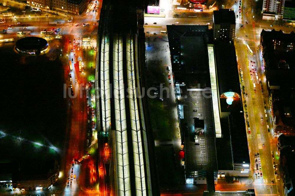Nachtluftbild Berlin - Nachtluftbild Gleisanlagen des S-Bahnhofes Spandau und das Einkaufszentrum Spandau Arcaden an der Klosterstraße im Ortsteil Spandau in Berlin, Deutschland