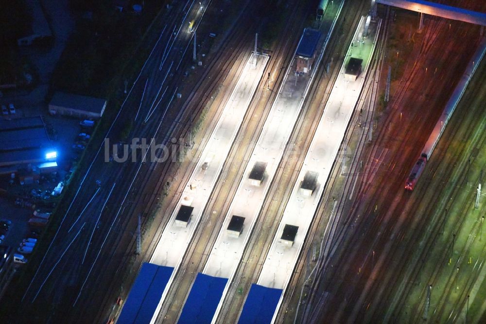 Berlin bei Nacht von oben - Nachtluftbild Gleisanlagen und Bahnsteige des Bahnhofes Lichtenberg in Berlin