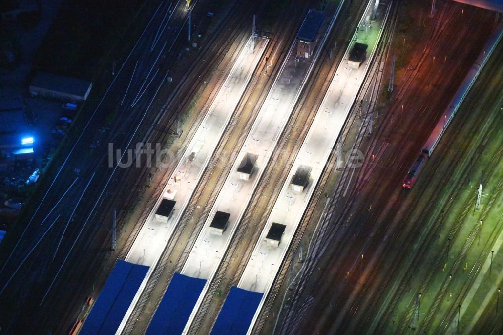 Berlin bei Nacht aus der Vogelperspektive: Nachtluftbild Gleisanlagen und Bahnsteige des Bahnhofes Lichtenberg in Berlin