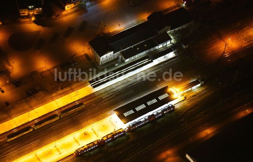 Nacht-Luftaufnahme Angermünde - Nachtluftbild Gleisverlauf und Bahnhofsgebäude der Deutschen Bahn in Angermünde im Bundesland Brandenburg, Deutschland
