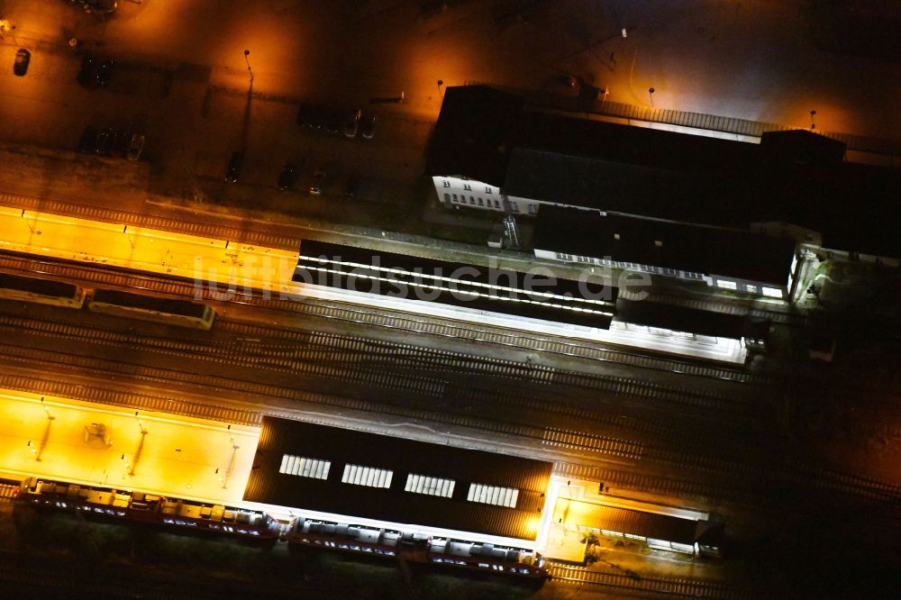 Angermünde bei Nacht von oben - Nachtluftbild Gleisverlauf und Bahnhofsgebäude der Deutschen Bahn in Angermünde im Bundesland Brandenburg, Deutschland