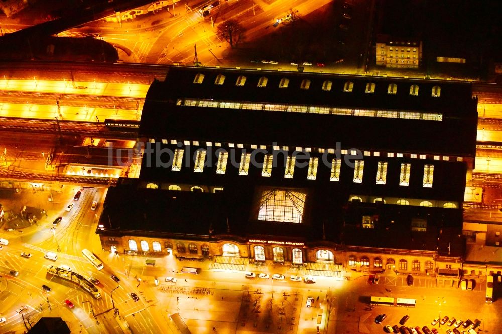 Dresden bei Nacht von oben - Nachtluftbild Gleisverlauf und Bahnhofsgebäude der Deutschen Bahn am Bahnhof Dresden-Neustadt in Dresden im Bundesland Sachsen, Deutschland