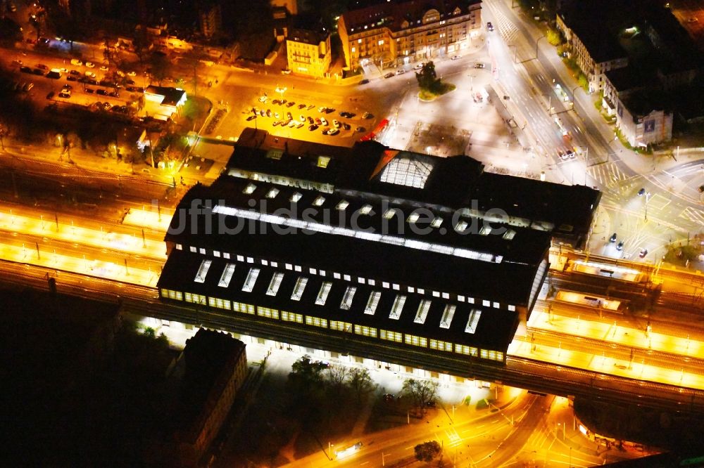 Nachtluftbild Dresden - Nachtluftbild Gleisverlauf und Bahnhofsgebäude der Deutschen Bahn am Bahnhof Dresden-Neustadt in Dresden im Bundesland Sachsen, Deutschland