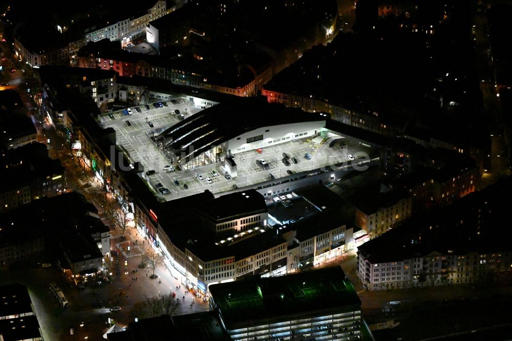 Nacht-Luftaufnahme Hamburg - Nachtluftbild Gleisverlauf und Bahnhofsgebäude der Deutschen Bahn am Bahnhof Hamburg-Altona in Hamburg, Deutschland