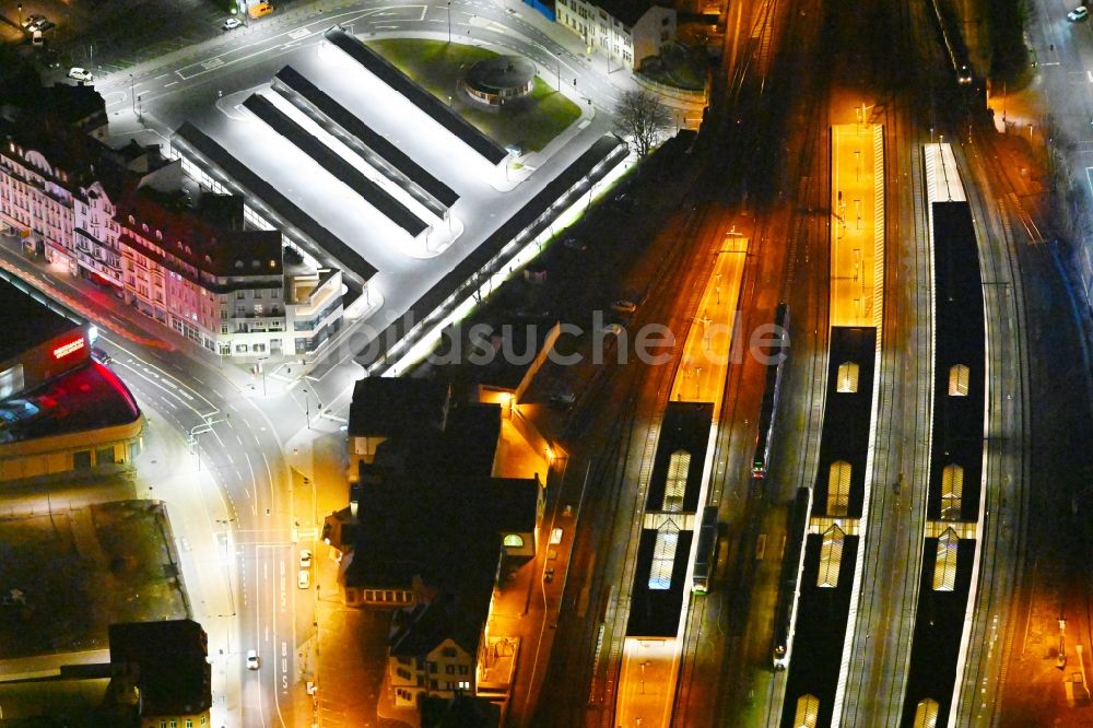 Nacht-Luftaufnahme Eisenach - Nachtluftbild Gleisverlauf und Bahnhofsgebäude der Deutschen Bahn in Eisenach im Bundesland Thüringen, Deutschland