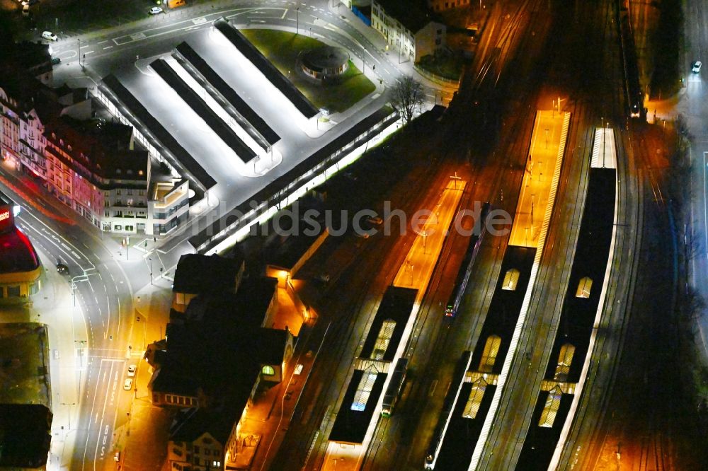 Eisenach bei Nacht von oben - Nachtluftbild Gleisverlauf und Bahnhofsgebäude der Deutschen Bahn in Eisenach im Bundesland Thüringen, Deutschland