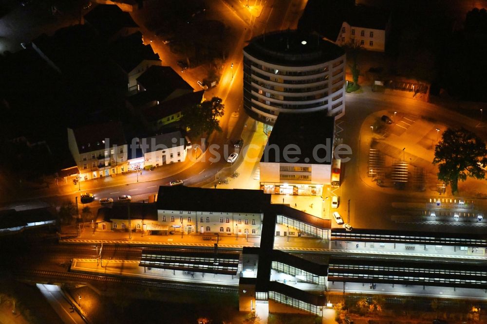Fürstenwalde/Spree bei Nacht von oben - Nachtluftbild Gleisverlauf und Bahnhofsgebäude der Deutschen Bahn in Fürstenwalde/Spree im Bundesland Brandenburg, Deutschland