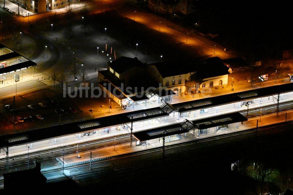 Nacht-Luftaufnahme Gotha - Nachtluftbild Gleisverlauf und Bahnhofsgebäude der Deutschen Bahn in Gotha im Bundesland Thüringen