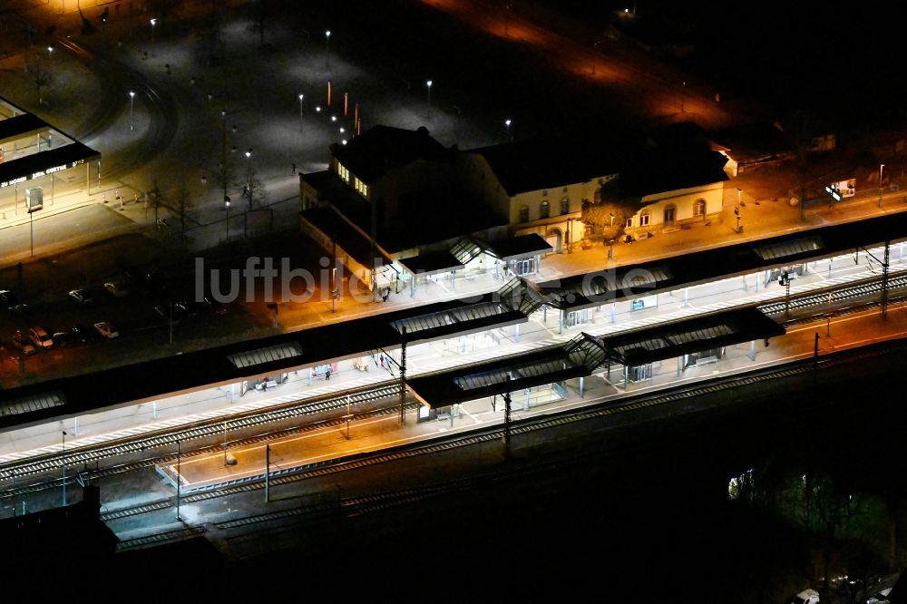 Gotha bei Nacht von oben - Nachtluftbild Gleisverlauf und Bahnhofsgebäude der Deutschen Bahn in Gotha im Bundesland Thüringen