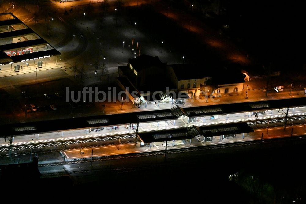Gotha bei Nacht aus der Vogelperspektive: Nachtluftbild Gleisverlauf und Bahnhofsgebäude der Deutschen Bahn in Gotha im Bundesland Thüringen