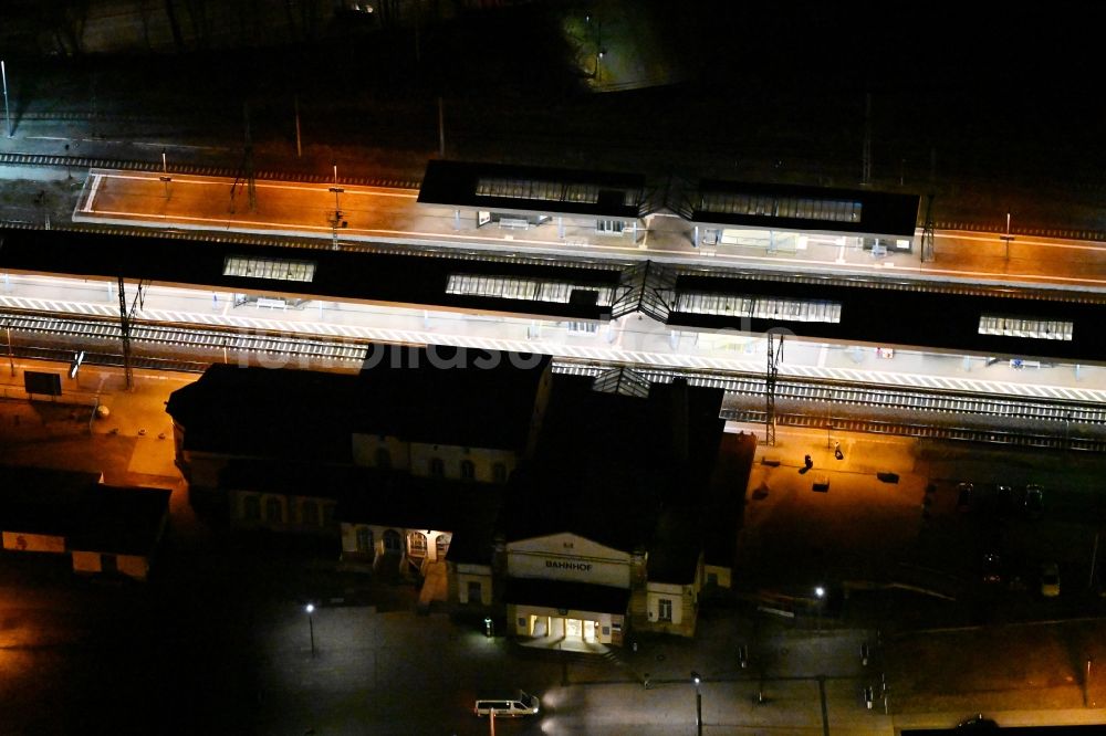 Nachtluftbild Gotha - Nachtluftbild Gleisverlauf und Bahnhofsgebäude der Deutschen Bahn in Gotha im Bundesland Thüringen