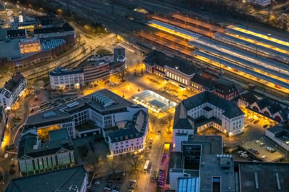 Nachtluftbild Hamm - Nachtluftbild Gleisverlauf und Bahnhofsgebäude der Deutschen Bahn in Hamm im Bundesland Nordrhein-Westfalen, Deutschland