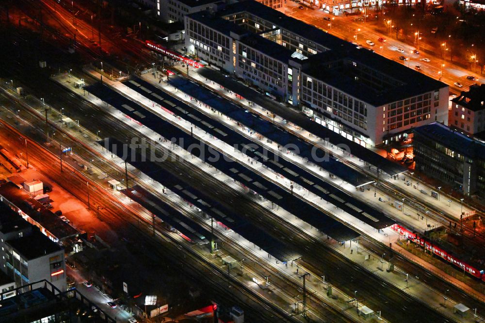 Nacht-Luftaufnahme München - Nachtluftbild Gleisverlauf und Bahnhofsgebäude der Deutschen Bahn Ostbahnhof im Ortsteil Au-Haidhausen in München im Bundesland Bayern, Deutschland