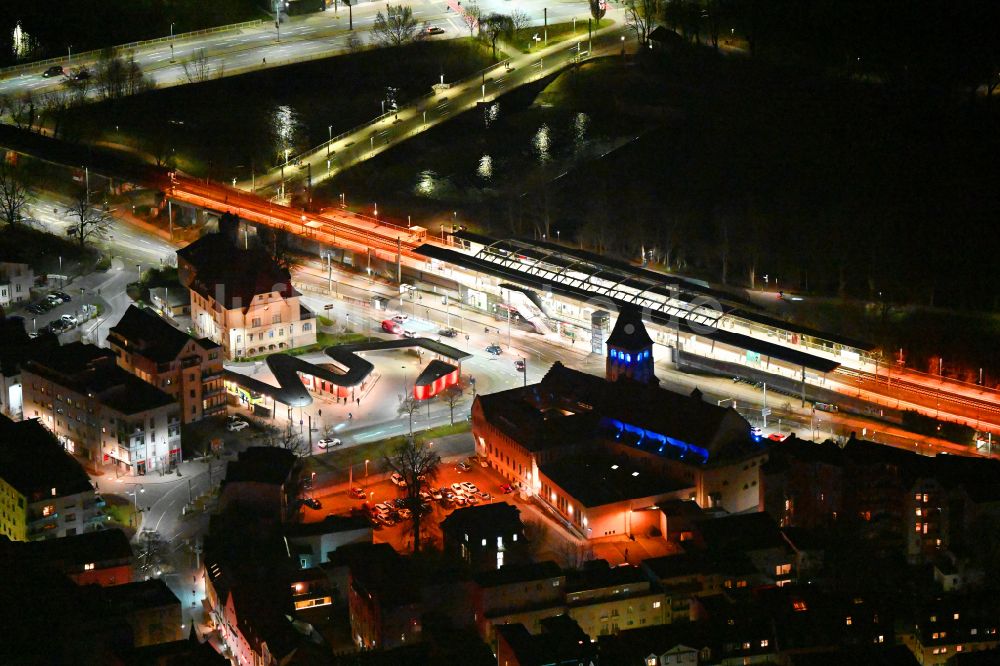 Jena bei Nacht von oben - Nachtluftbild Gleisverlauf und Bahnhofsgebäude der Deutschen Bahn Paradiesbahnhof in Jena im Bundesland Thüringen, Deutschland