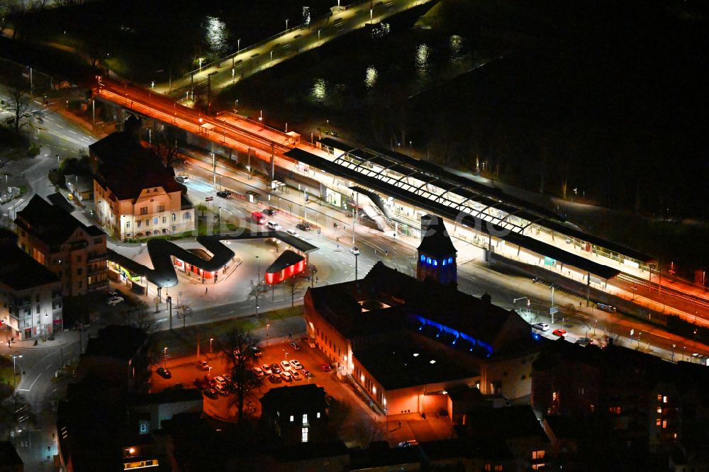 Jena bei Nacht aus der Vogelperspektive: Nachtluftbild Gleisverlauf und Bahnhofsgebäude der Deutschen Bahn Paradiesbahnhof in Jena im Bundesland Thüringen, Deutschland