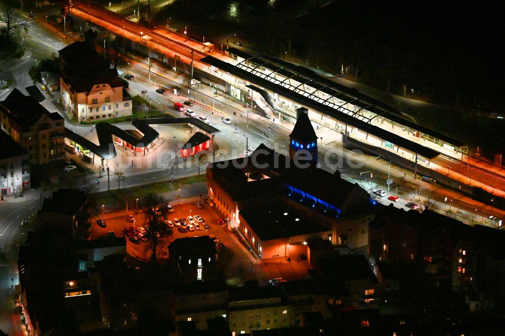 Nachtluftbild Jena - Nachtluftbild Gleisverlauf und Bahnhofsgebäude der Deutschen Bahn Paradiesbahnhof in Jena im Bundesland Thüringen, Deutschland