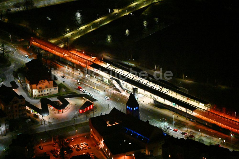 Nacht-Luftaufnahme Jena - Nachtluftbild Gleisverlauf und Bahnhofsgebäude der Deutschen Bahn Paradiesbahnhof in Jena im Bundesland Thüringen, Deutschland