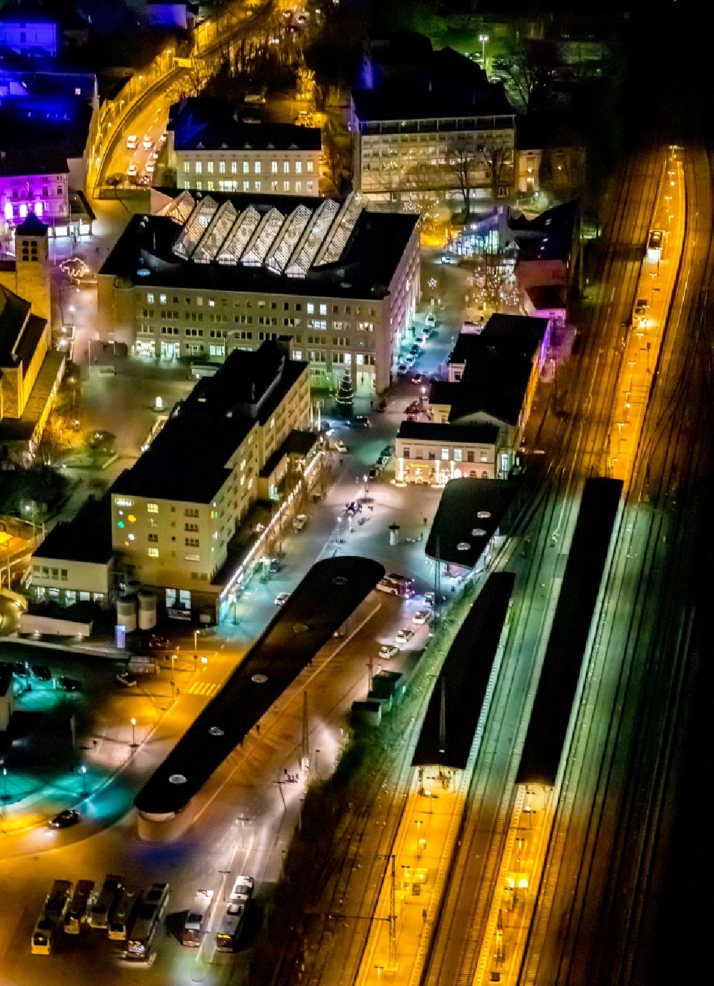 Nachtluftbild Unna - Nachtluftbild Gleisverlauf und Bahnhofsgebäude der Deutschen Bahn in Unna im Bundesland Nordrhein-Westfalen, Deutschland
