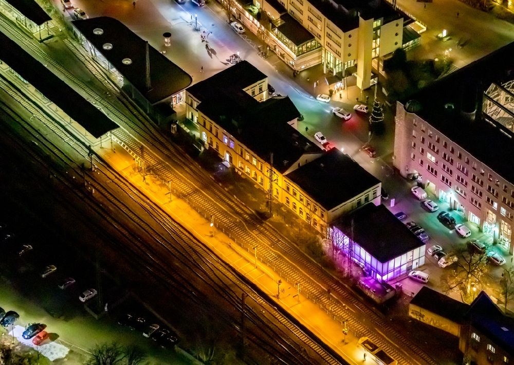 Unna bei Nacht aus der Vogelperspektive: Nachtluftbild Gleisverlauf und Bahnhofsgebäude der Deutschen Bahn in Unna im Bundesland Nordrhein-Westfalen, Deutschland