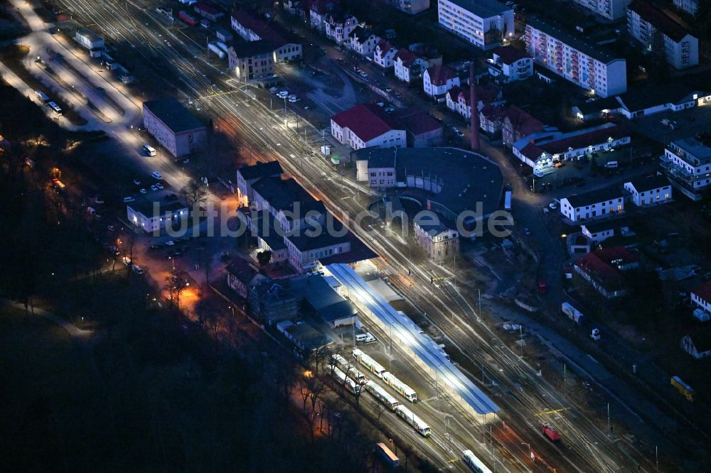 Meiningen bei Nacht von oben - Nachtluftbild Gleisverlauf und Bahnhofsgebäude in Meiningen im Bundesland Thüringen, Deutschland