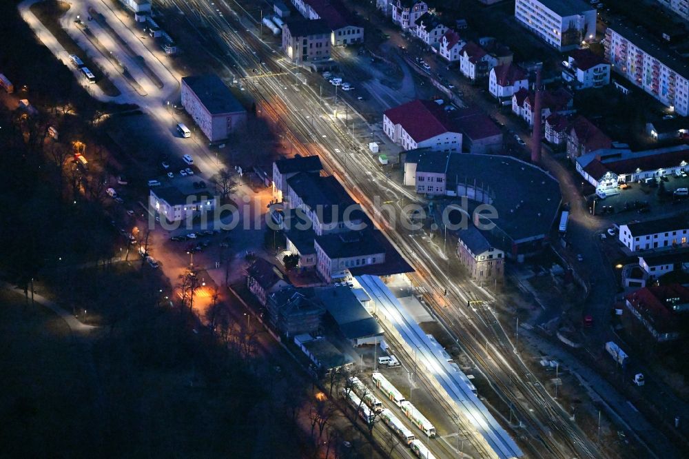 Meiningen bei Nacht aus der Vogelperspektive: Nachtluftbild Gleisverlauf und Bahnhofsgebäude in Meiningen im Bundesland Thüringen, Deutschland