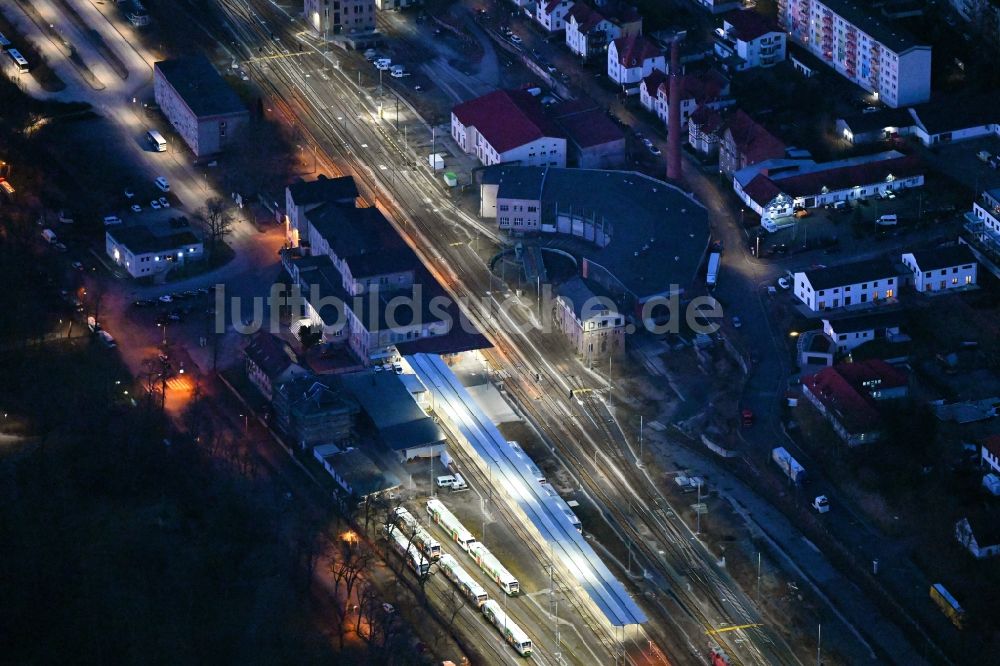 Nachtluftbild Meiningen - Nachtluftbild Gleisverlauf und Bahnhofsgebäude in Meiningen im Bundesland Thüringen, Deutschland